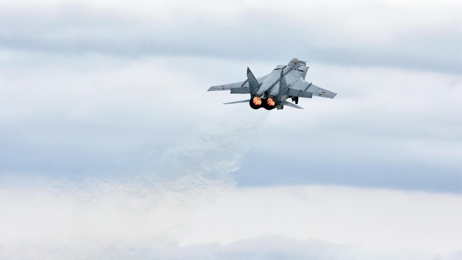 -勇士主场再次发威库里三分炸裂，勇士主场再次发威库里三分炸裂的球员